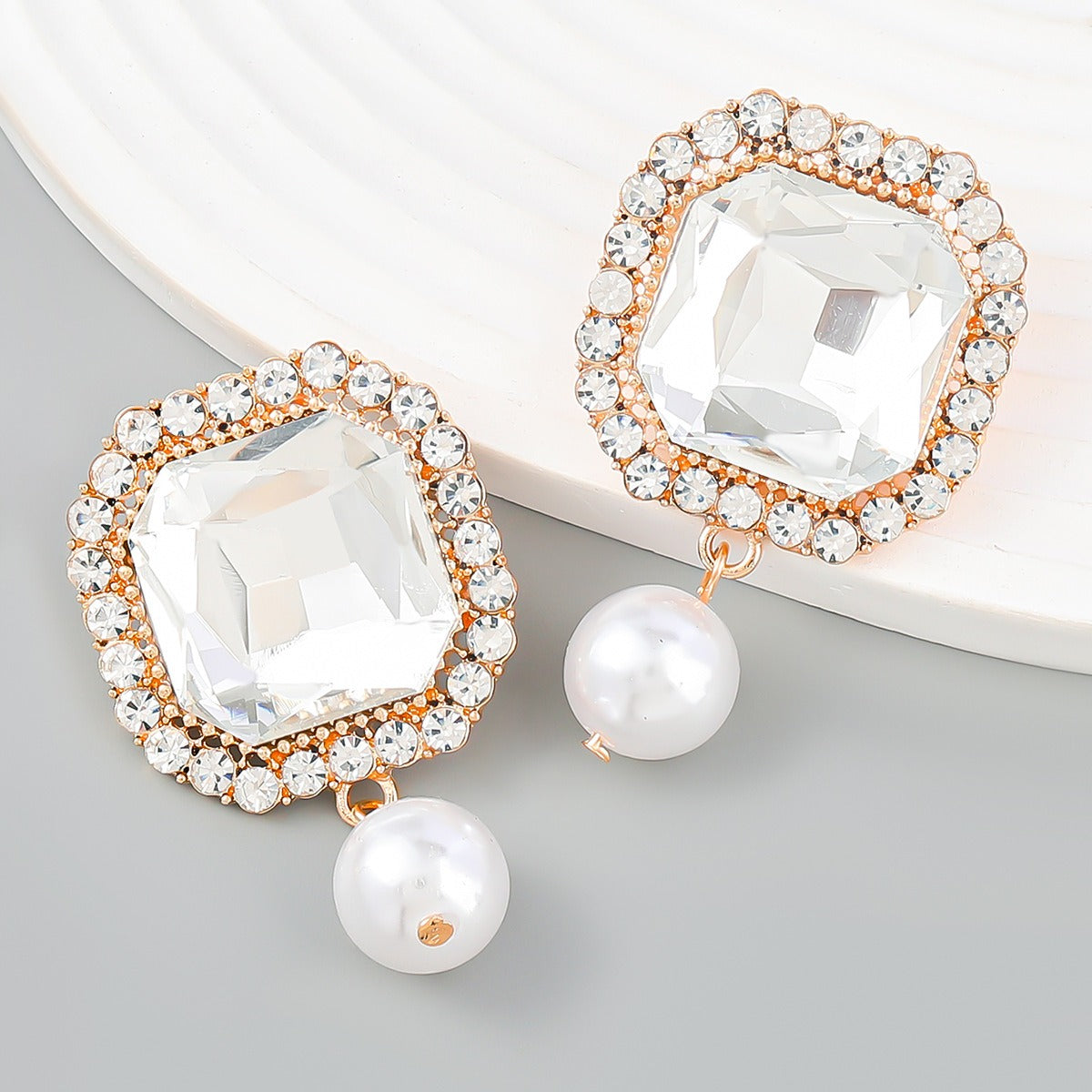 Super Flash Claw Chain Square Alloy Diamond Pearl Earrings for Women